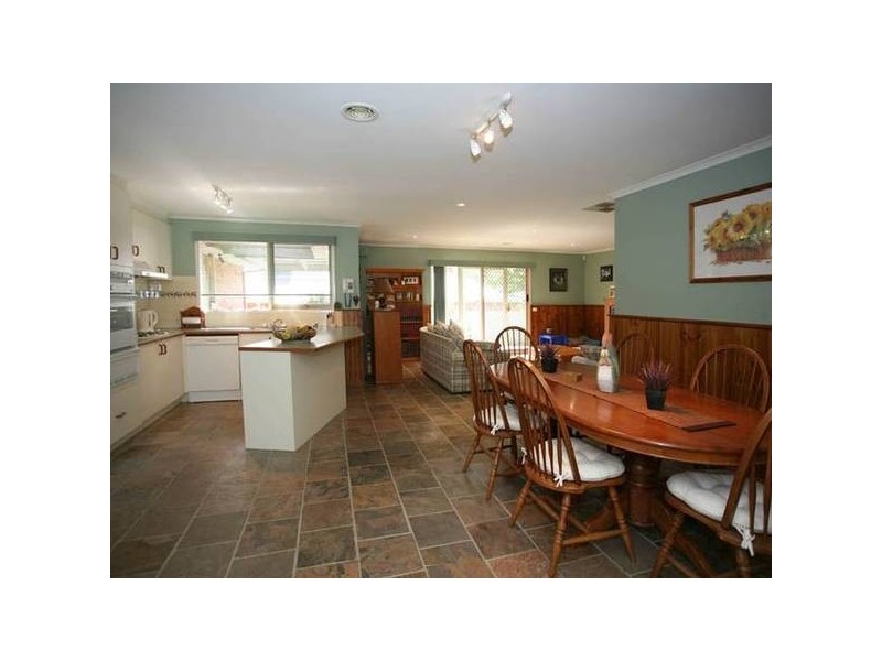 6 Tarrangower Place, Berwick VIC 3806