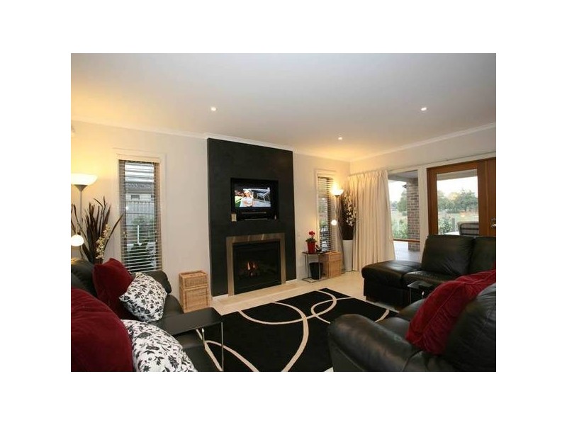 8 Ware Place, Berwick VIC 3806