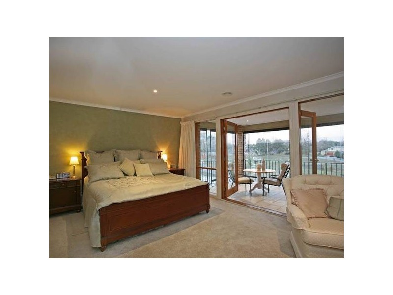 8 Ware Place, Berwick VIC 3806