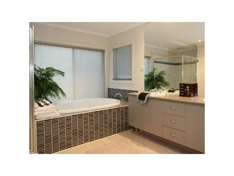 8 Ware Place, Berwick VIC 3806