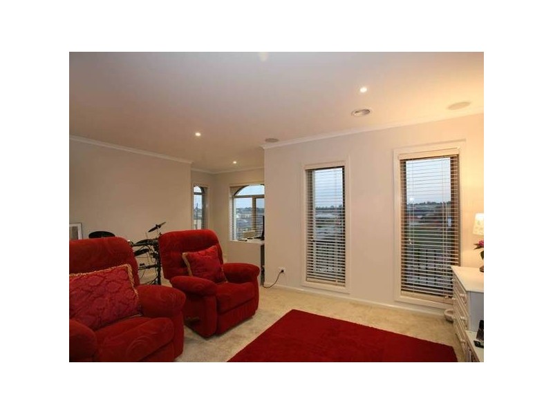 8 Ware Place, Berwick VIC 3806