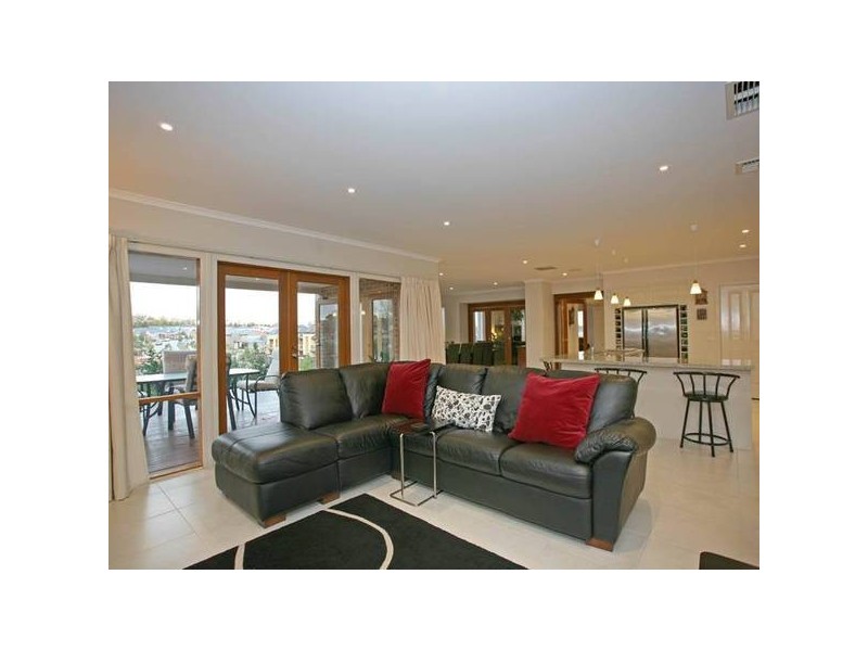 8 Ware Place, Berwick VIC 3806