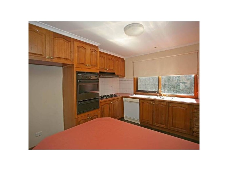 15 Escott Grove, Berwick VIC 3806