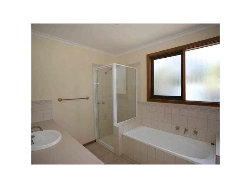 15 Escott Grove, Berwick VIC 3806