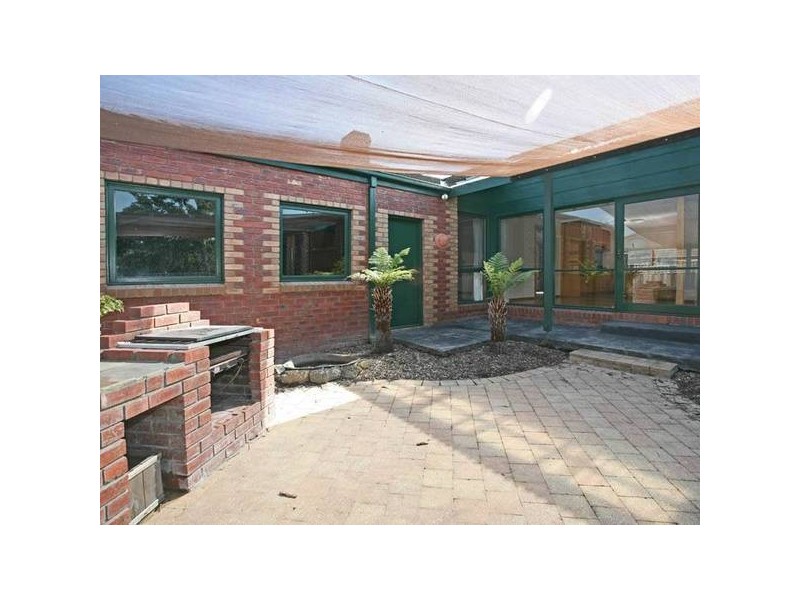 15 Escott Grove, Berwick VIC 3806