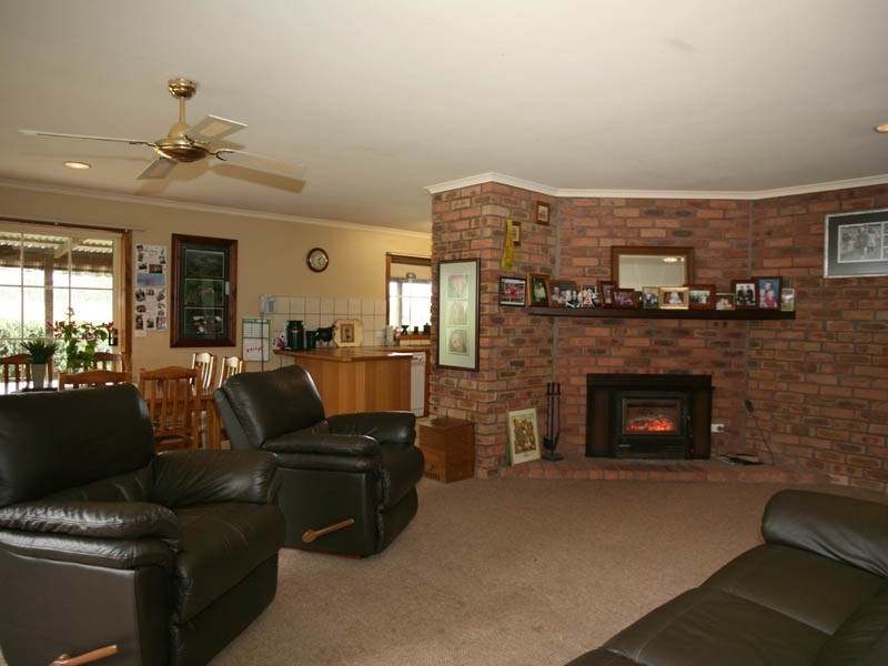 26 Moore Road, Drouin South VIC 3818