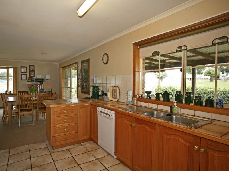 26 Moore Road, Drouin South VIC 3818