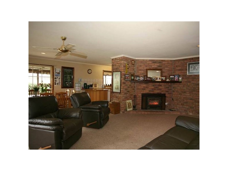 26 Moores Road, Drouin South VIC 3818