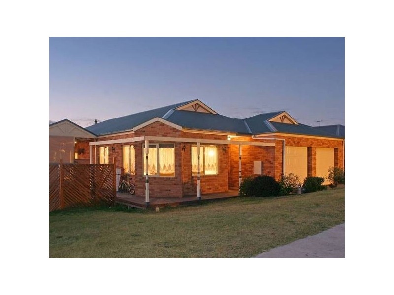 13 Riviera Drive, Berwick VIC 3806