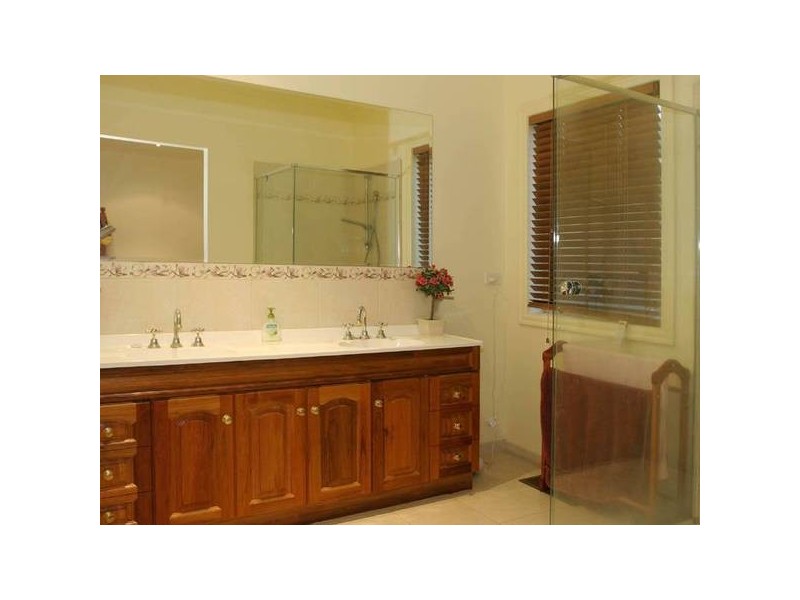 13 Riviera Drive, Berwick VIC 3806