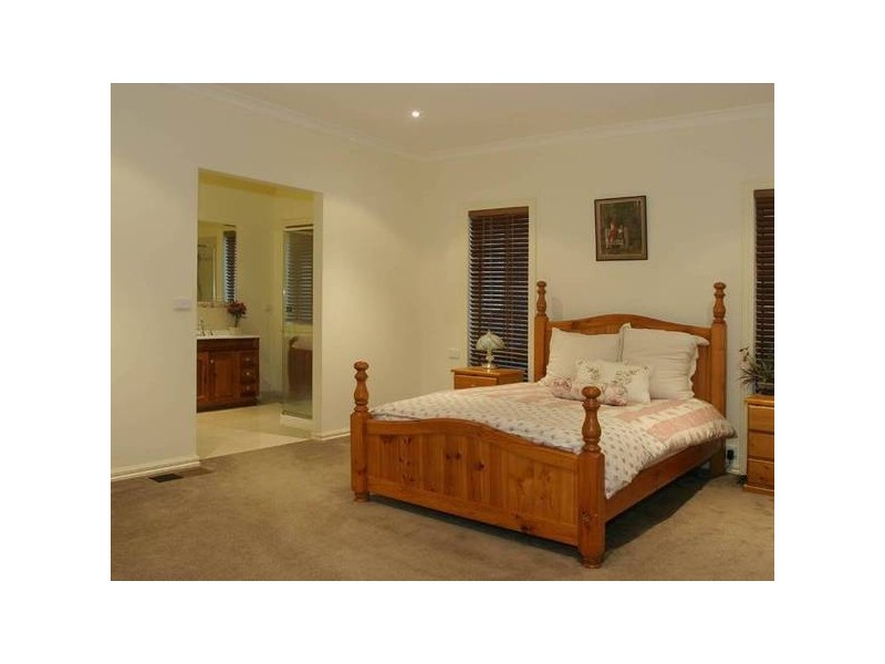 13 Riviera Drive, Berwick VIC 3806