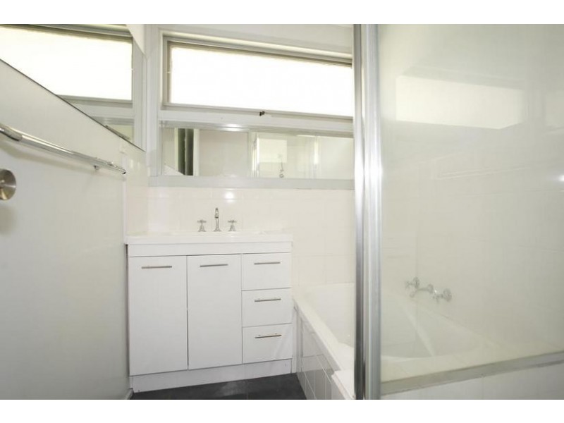 15 Greenlaw Crescent, Berwick VIC 3806