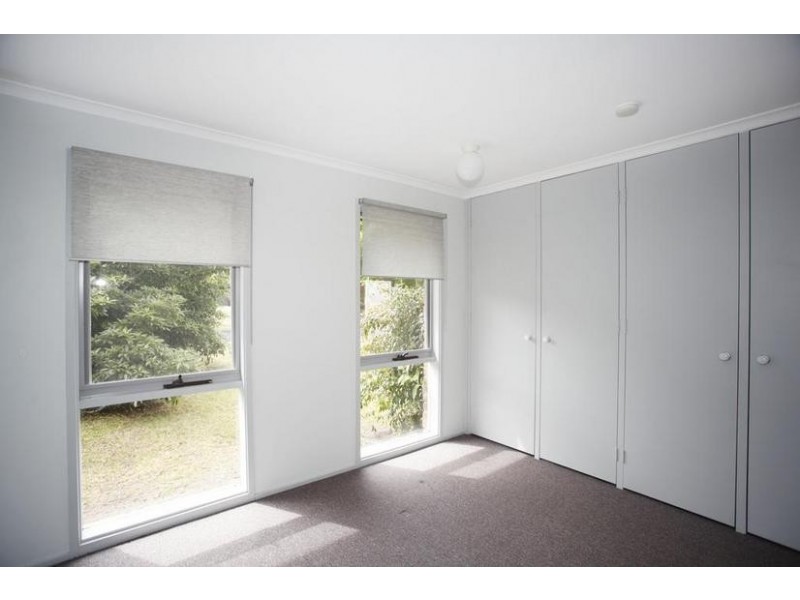 15 Greenlaw Crescent, Berwick VIC 3806