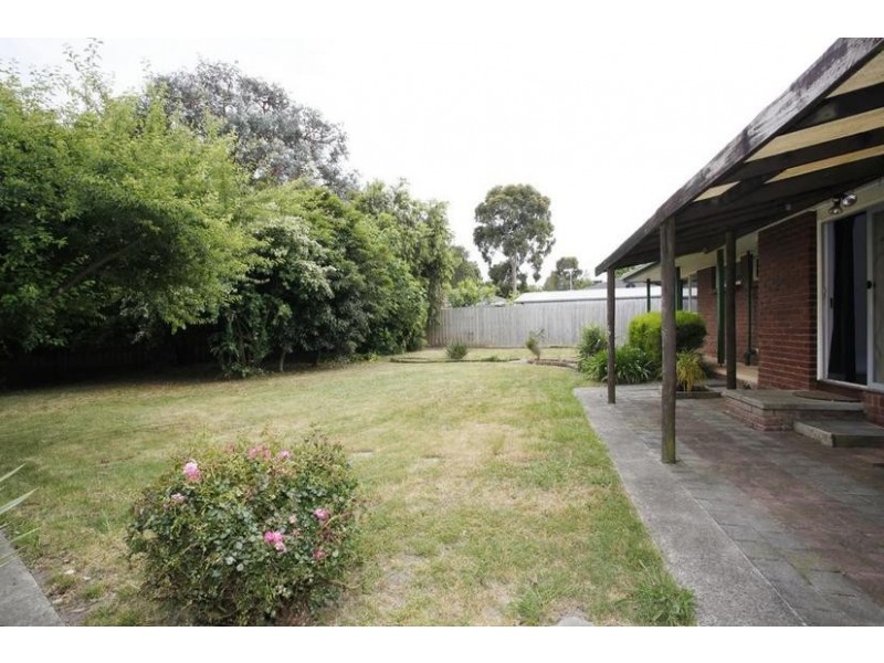 15 Greenlaw Crescent, Berwick VIC 3806