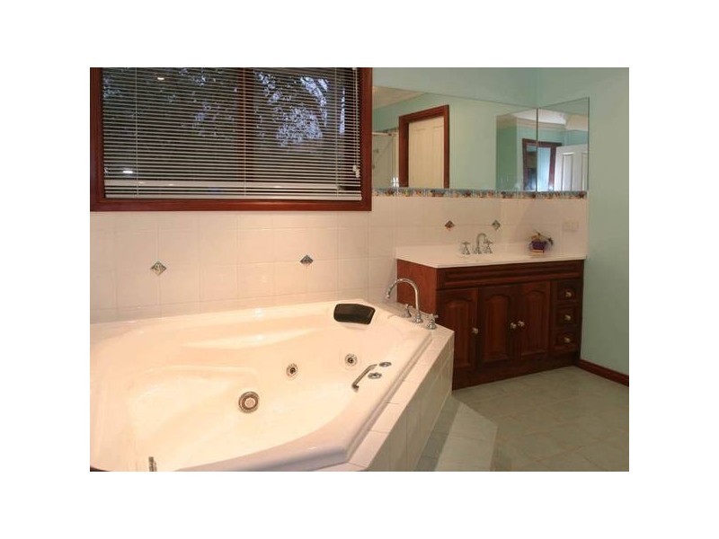 16 County Drive, Berwick VIC 3806