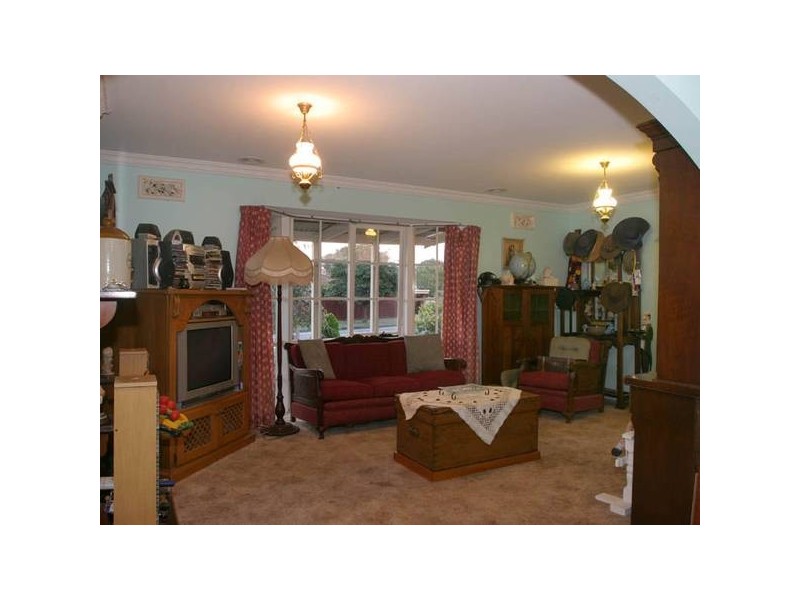 16 County Drive, Berwick VIC 3806