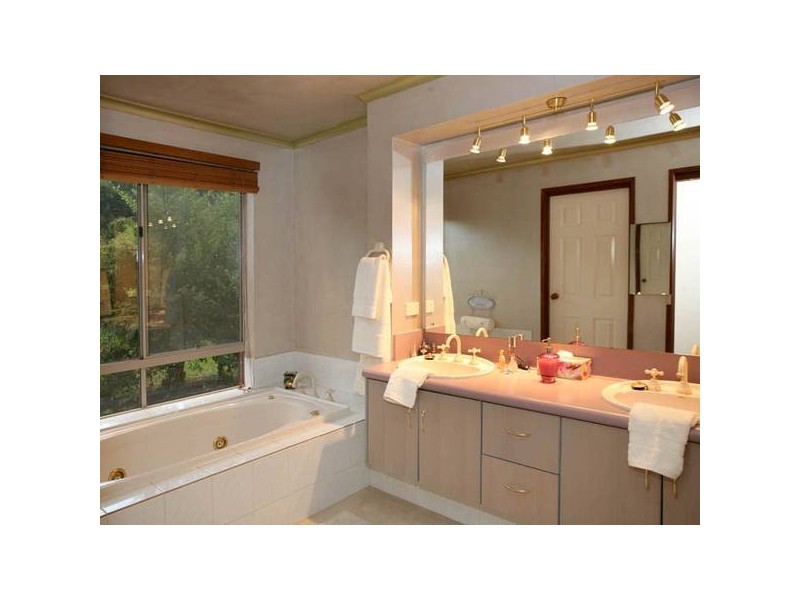 13 Eve Close, Narre Warren South VIC 3805