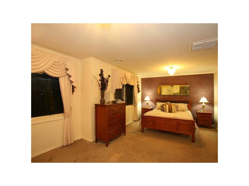 25 Nightingale Crescent, Berwick VIC 3806