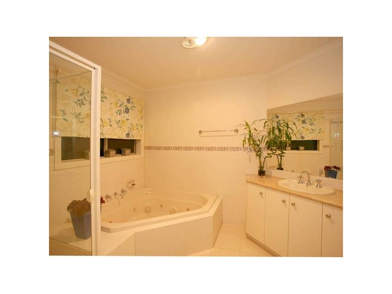 25 Nightingale Crescent, Berwick VIC 3806