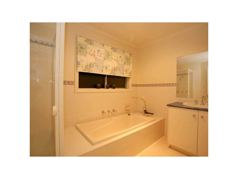 25 Nightingale Crescent, Berwick VIC 3806