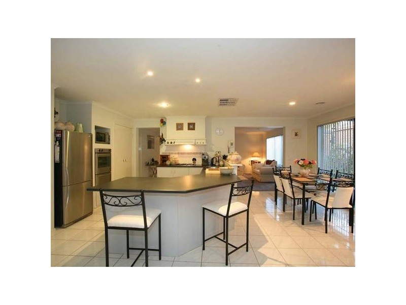 10 Fieldstone Boulevard, Beaconsfield VIC 3807