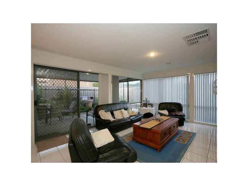 10 Fieldstone Boulevard, Beaconsfield VIC 3807