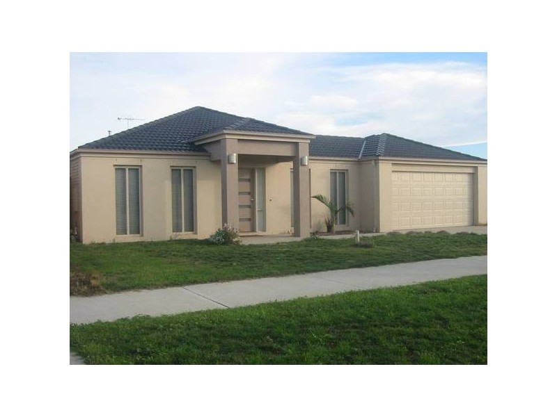 13 Yorkshire Drive, Cranbourne North VIC 3977