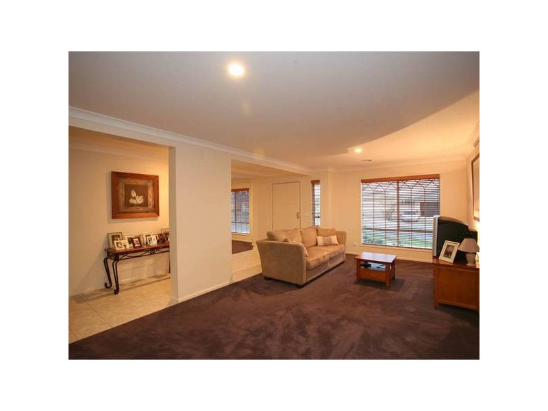28 Meadowlands Way, Berwick VIC 3806