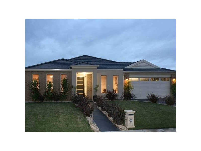 9 Lowanna Avenue, Berwick VIC 3806