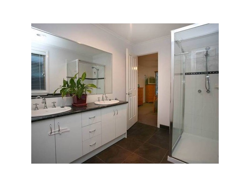 9 Lowanna Avenue, Berwick VIC 3806