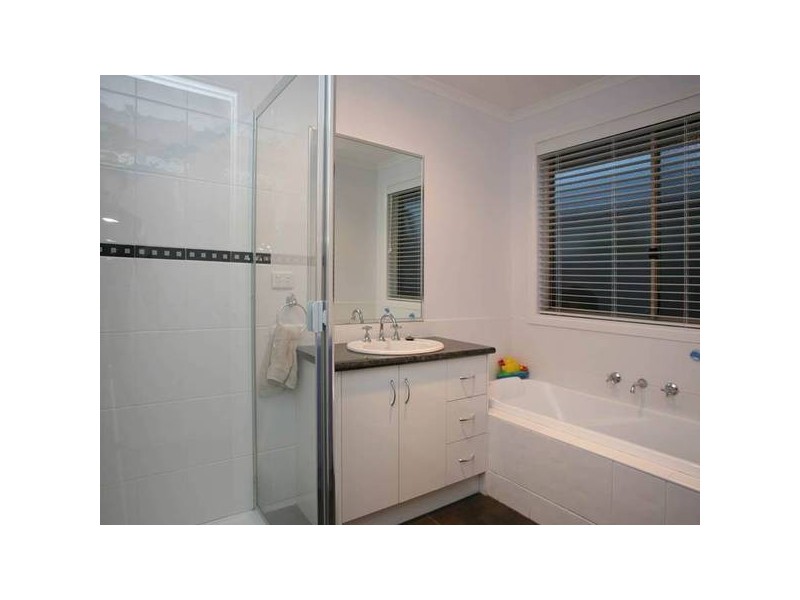 9 Lowanna Avenue, Berwick VIC 3806