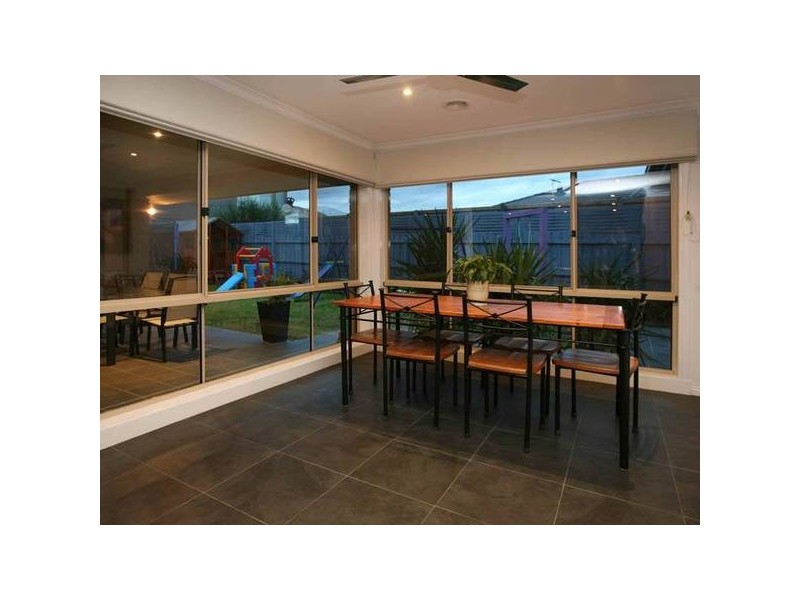 9 Lowanna Avenue, Berwick VIC 3806