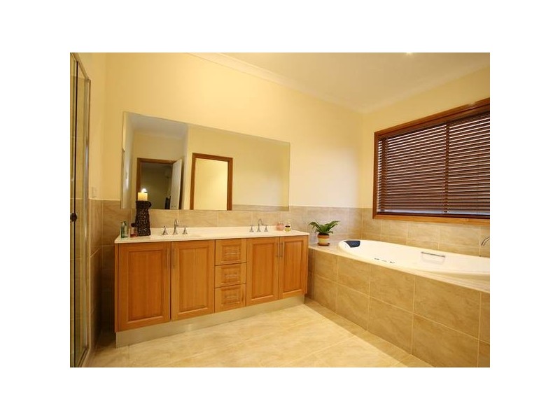 24 North Hidden Valley Circuit, Beaconsfield VIC 3807