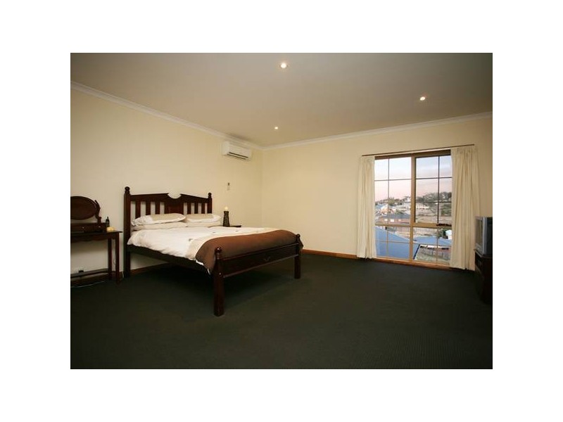 24 North Hidden Valley Circuit, Beaconsfield VIC 3807