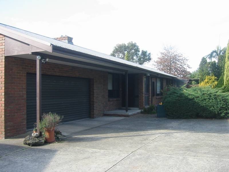 30 Golf Links Road, Berwick VIC 3806