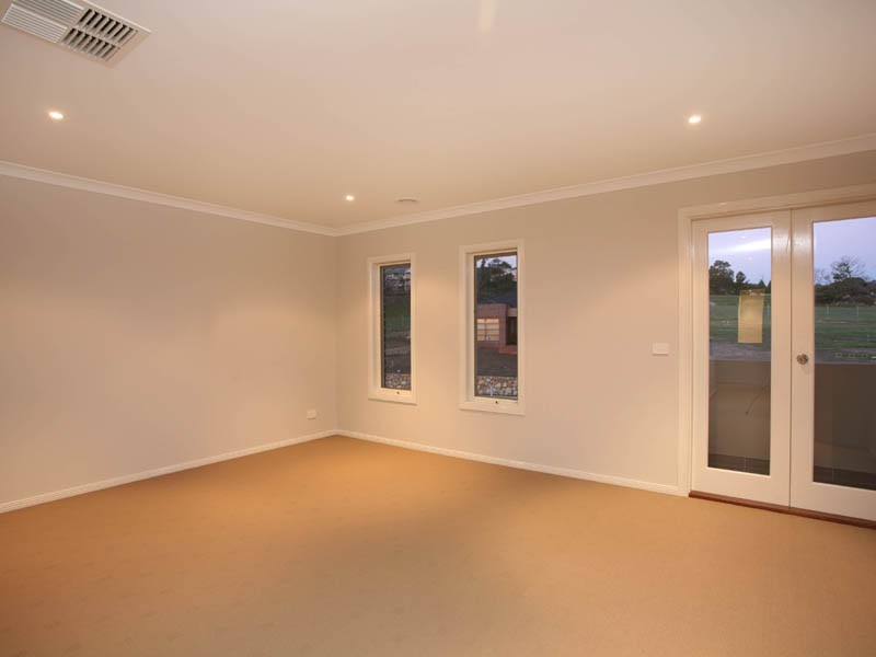 34 Cambridge Drive, Berwick VIC 3806