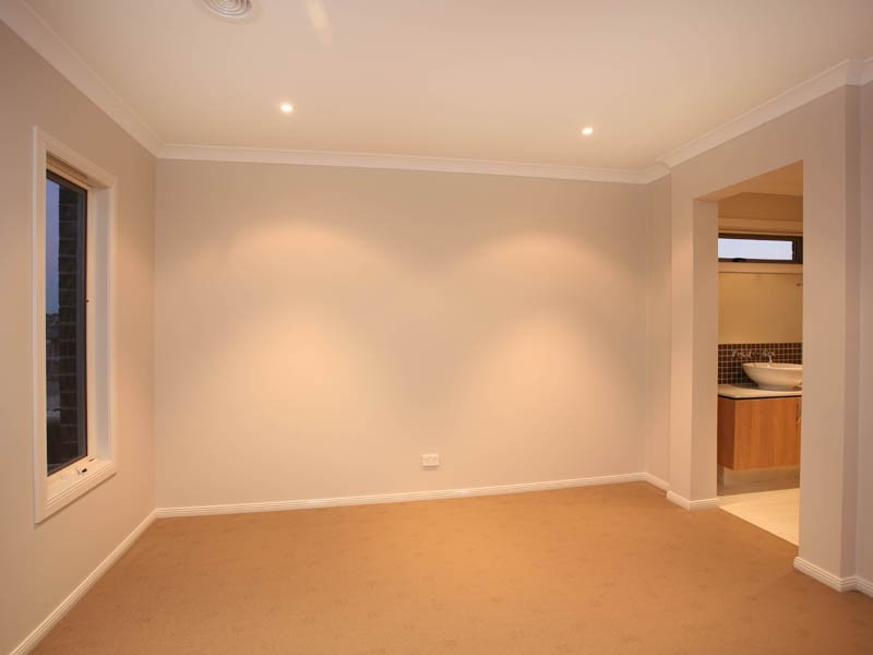 34 Cambridge Drive, Berwick VIC 3806