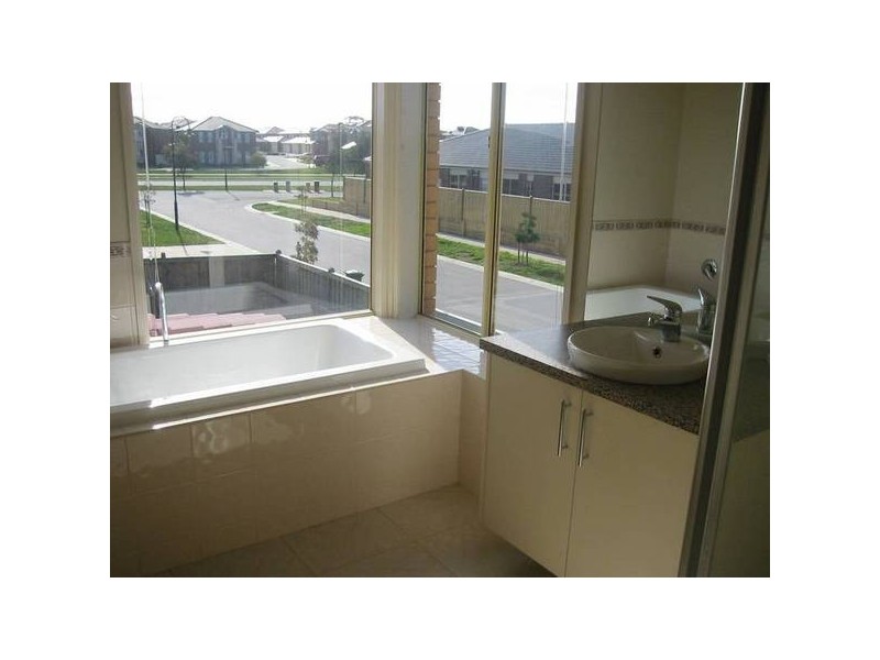 10 Von Nida Drive, Cranbourne North VIC 3977