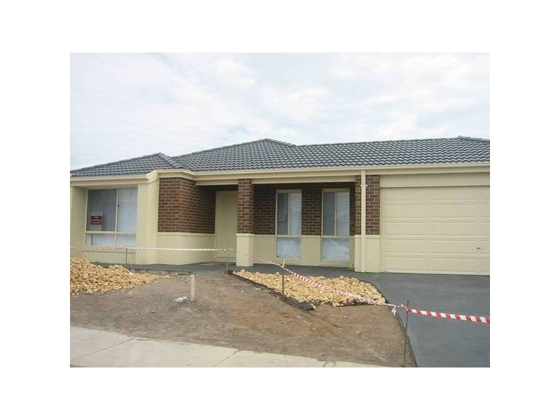 9 Westmoreland Avenue, Cranbourne North VIC 3977