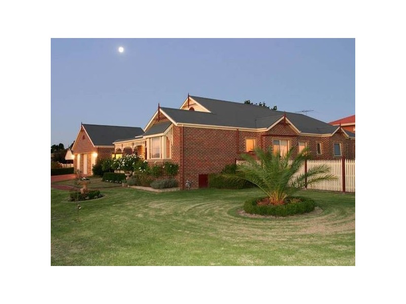 8 Bellaire Court, Narre Warren North VIC 3804