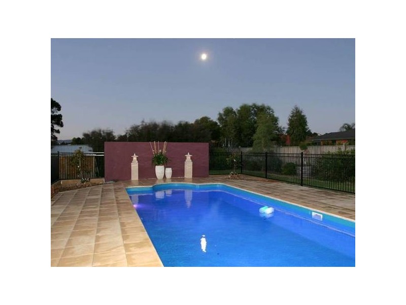 8 Bellaire Court, Narre Warren North VIC 3804