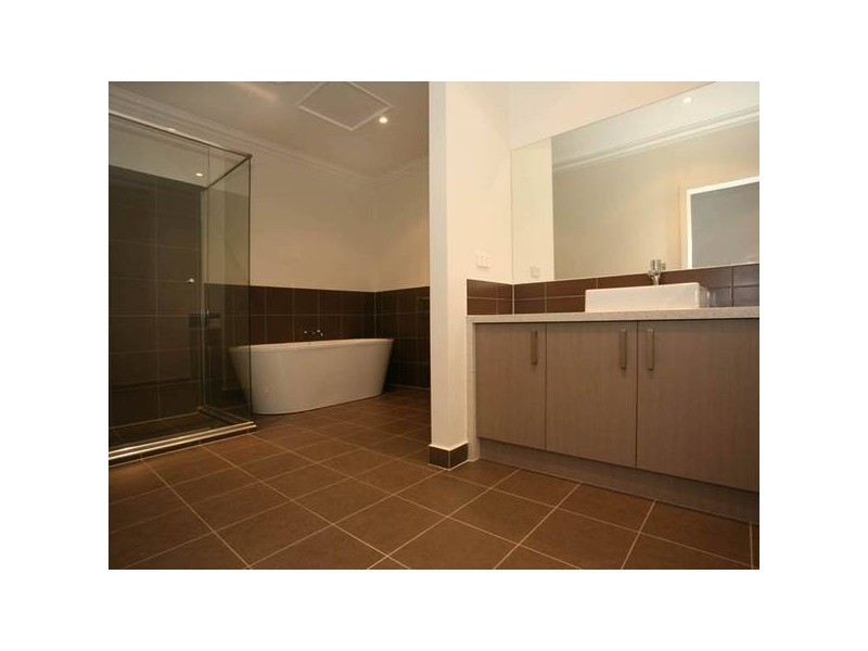 4/25 Canberra Avenue, Berwick VIC 3806