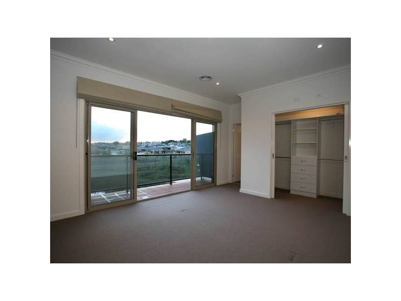 4/25 Canberra Avenue, Berwick VIC 3806