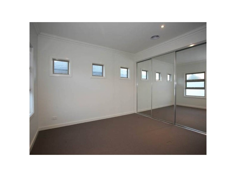 4/25 Canberra Avenue, Berwick VIC 3806