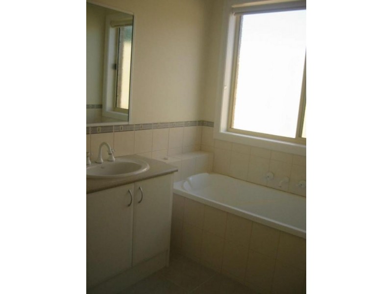 2/3 Maltby Court, Berwick VIC 3806