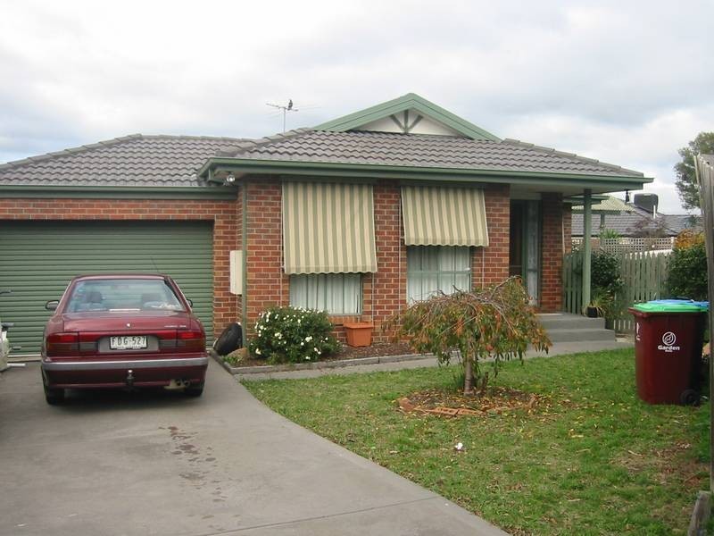 27a Sharpe Court, Berwick VIC 3806