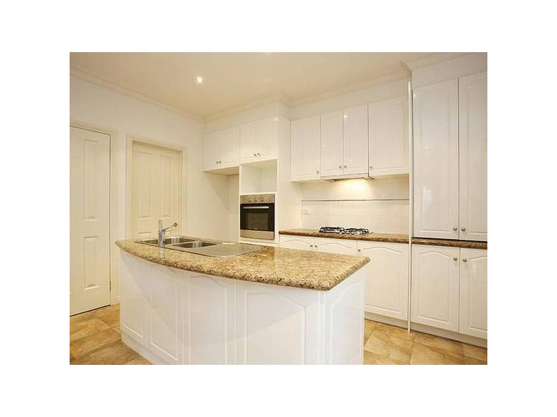 2/56 Gloucester Avenue, Berwick VIC 3806