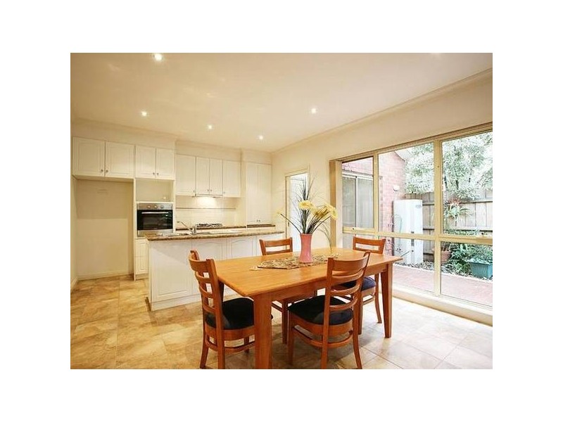 2/56 Gloucester Avenue, Berwick VIC 3806