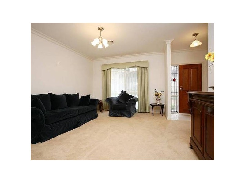 2/56 Gloucester Avenue, Berwick VIC 3806