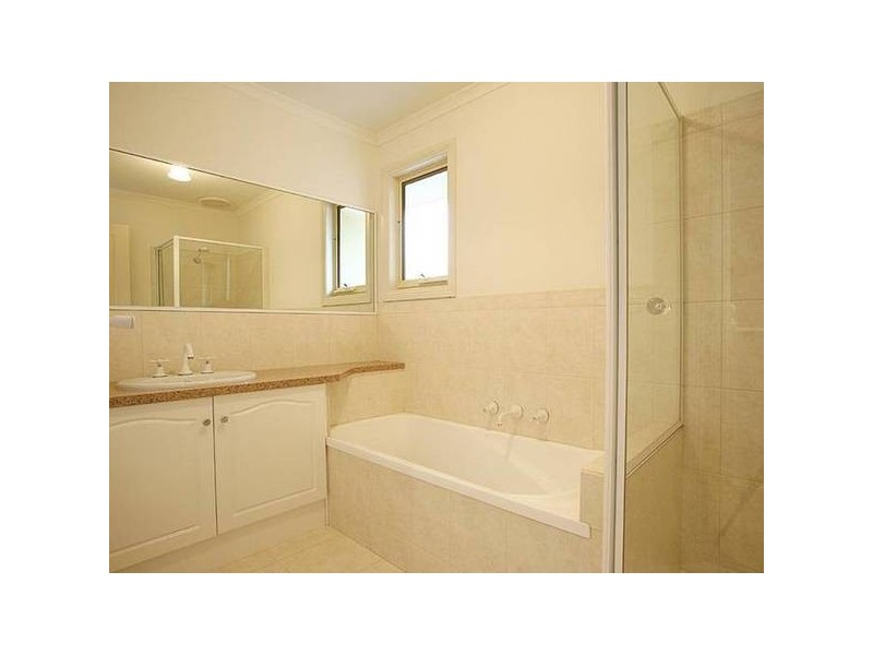 2/56 Gloucester Avenue, Berwick VIC 3806